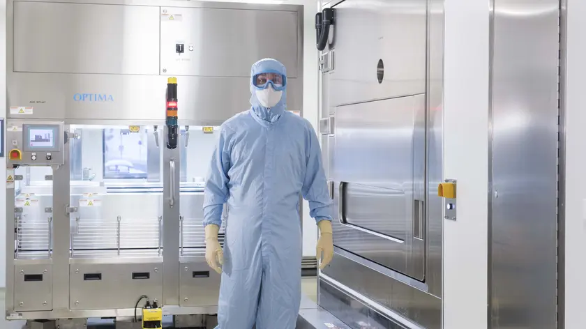 Cleanroom garment for pharmaceutical industries