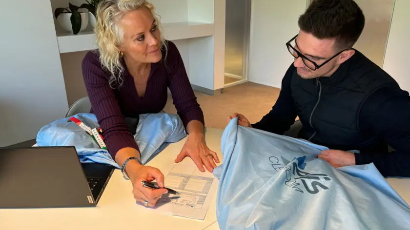 vrouw en man in overleg 