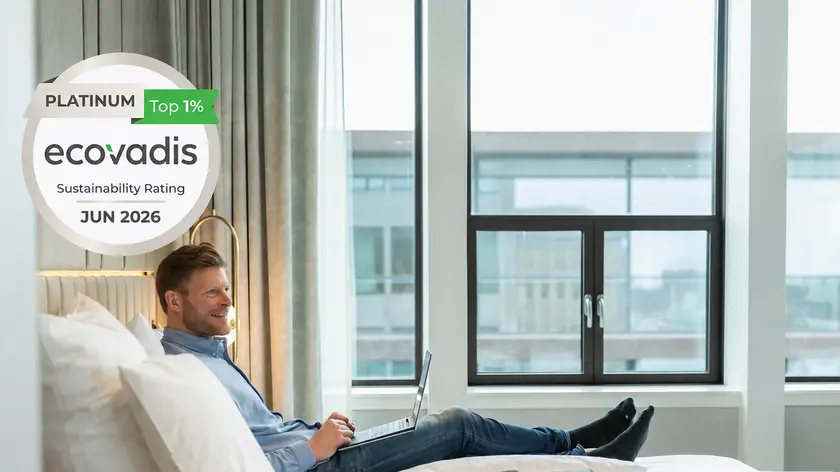 Man op bed met Platinum Ecovadis