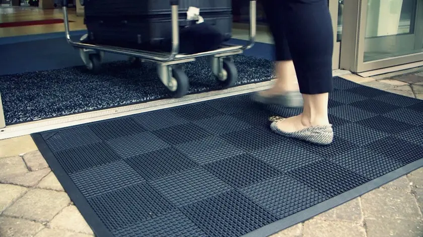 vrouw loopt over mat naar ingang