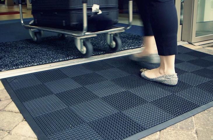 vrouw loopt over mat naar ingang