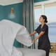 Vrouw maakt bed op