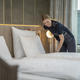 Vrouw maakt bed op