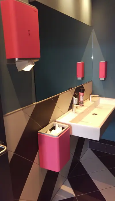 roze sanitaire producten van Elis